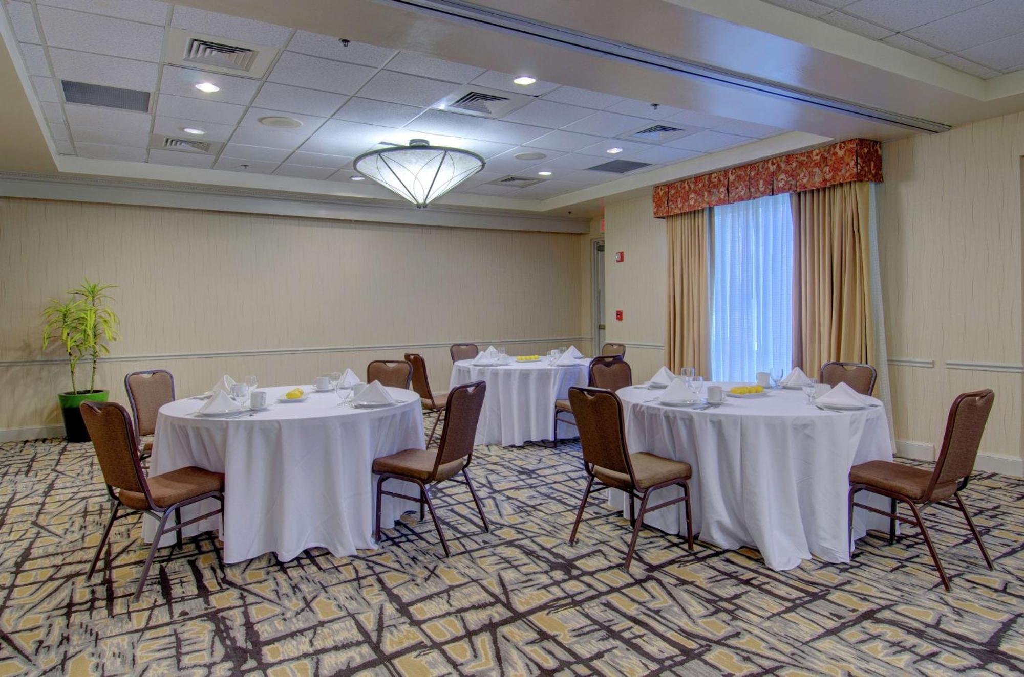 Hilton Garden Inn Norwalk Exterior foto